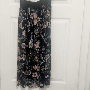 ✔️Black Floral Maxi Skirt - Elegant Pleated Design